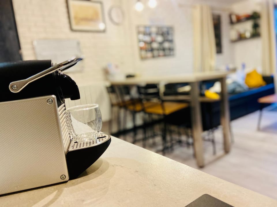 Coffee/tea facilities, Kitchen or kitchenette, Living room, Seating area, Dining area, toaster