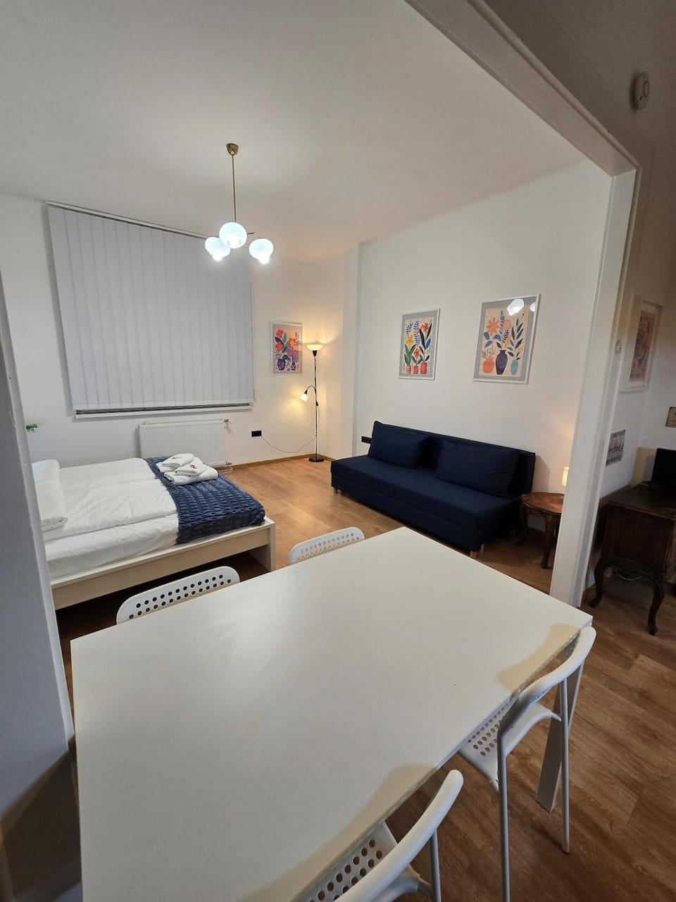 Bed, Living room, Seating area, Dining area
