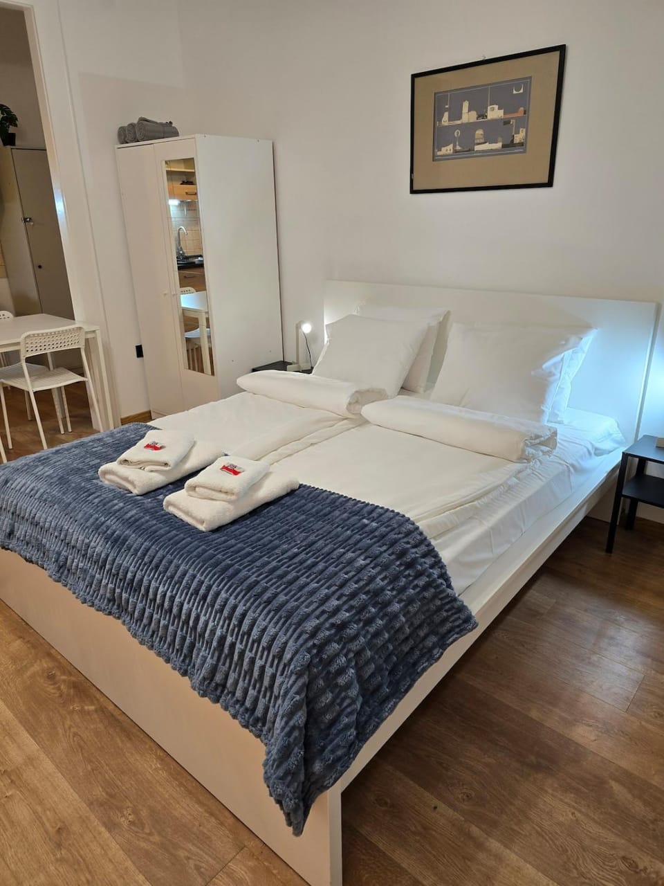 Bed, Bedroom, towels