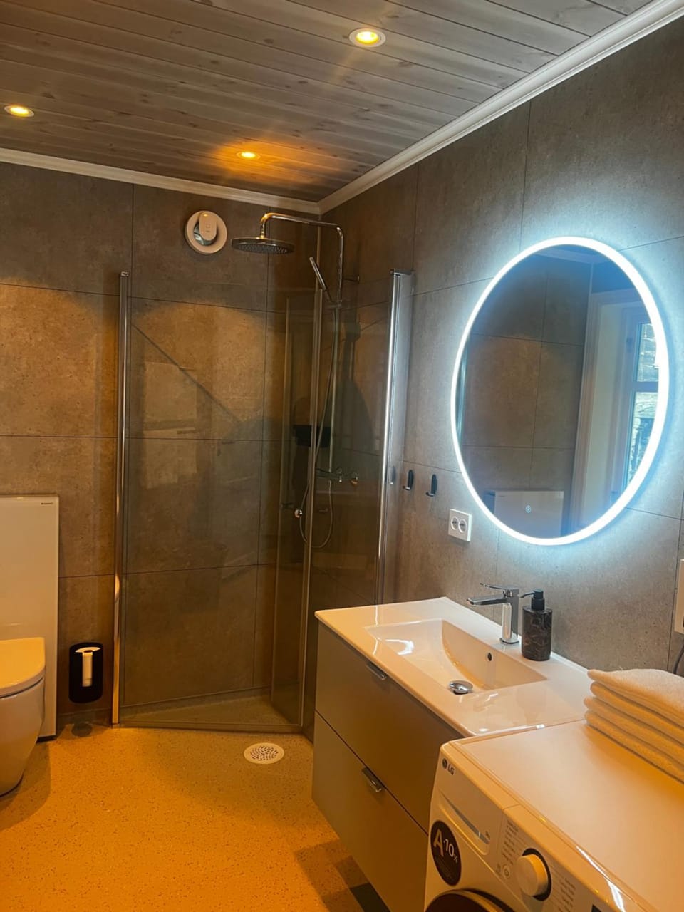 Shower, Bathroom, towels