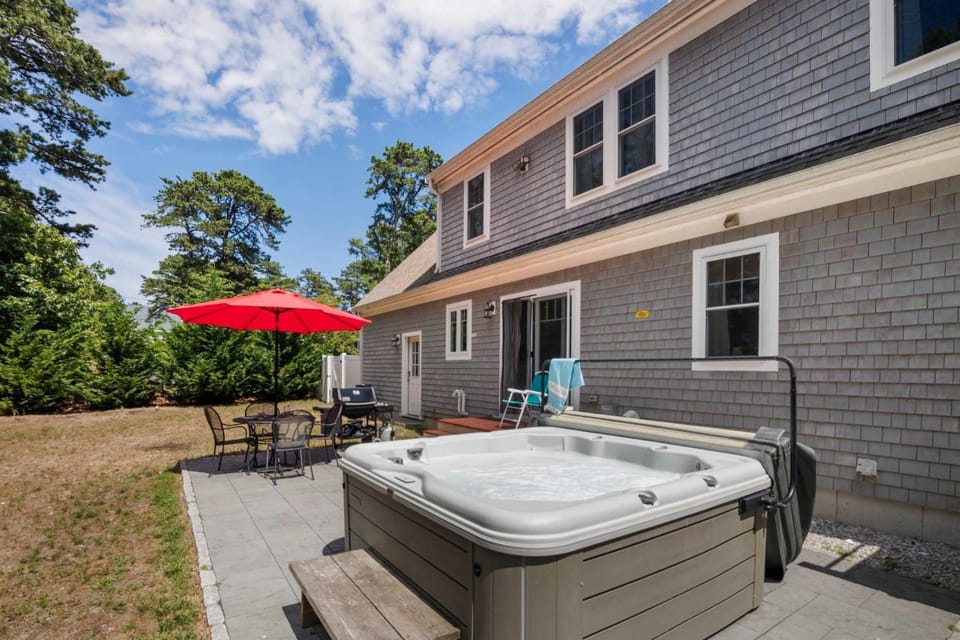 Charming Getaway with Hot Tub Dog Friendly House in Eastham