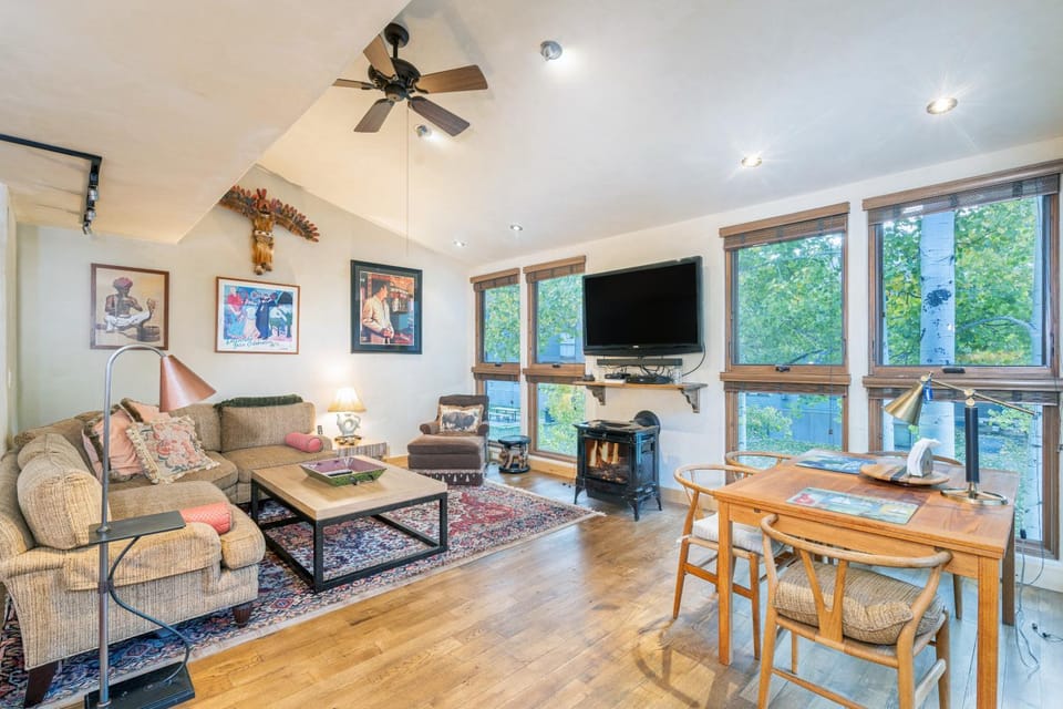Experience mountain views in this spacious 3-bedroom Telluride Lodge #423 House in Telluride