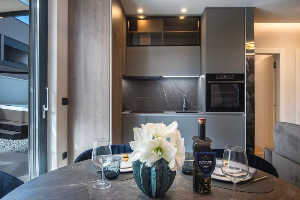 Kitchen or kitchenette, Dining area, oven, stove