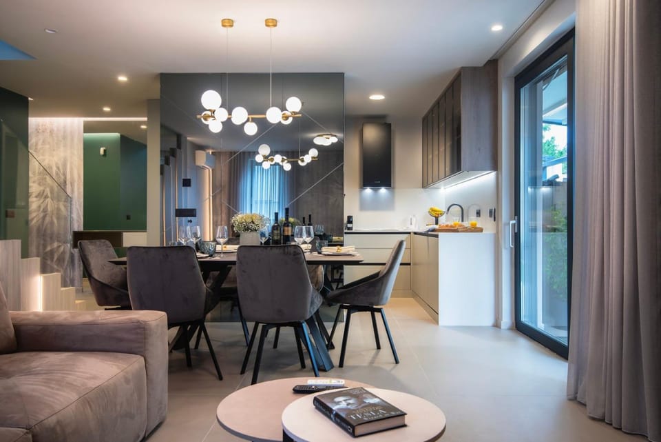 Kitchen or kitchenette, Living room, Seating area, Dining area