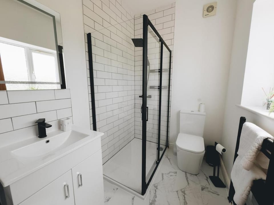 Shower, Toilet, towels