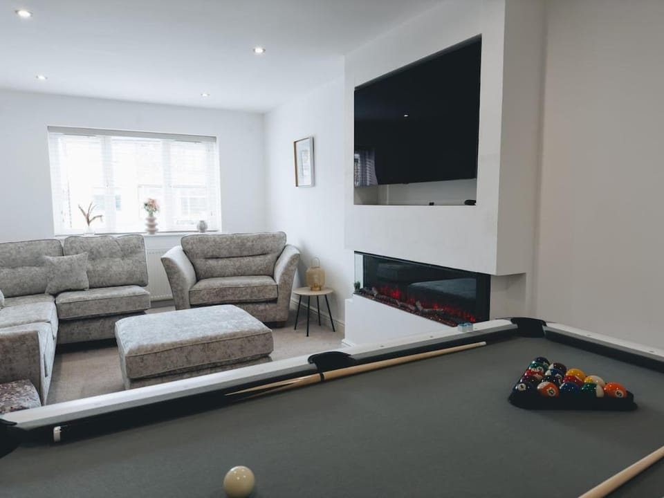 Communal lounge/ TV room, Billiard, Game Room, TV and multimedia, Living room, Seating area, Evening entertainment