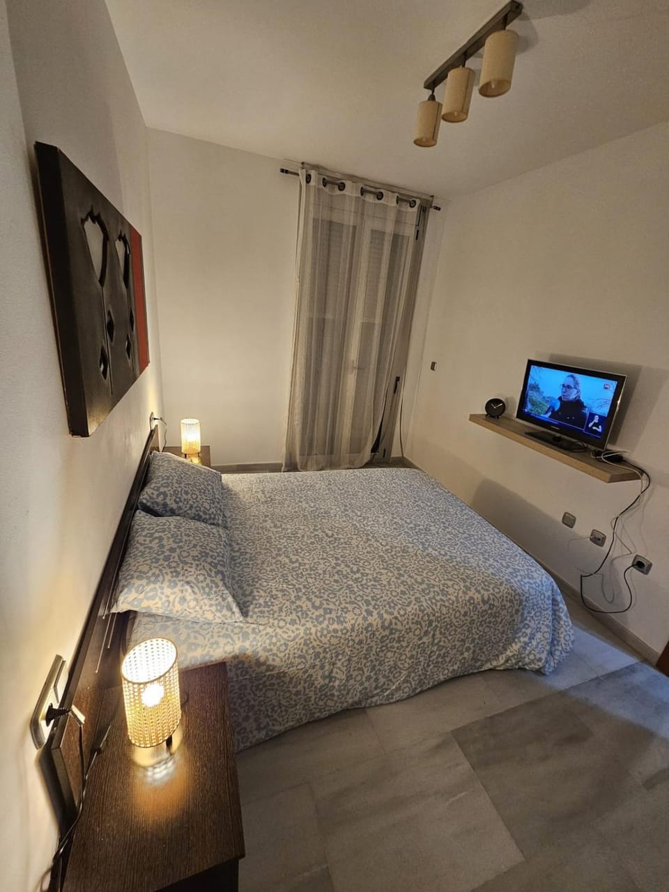 Photo of the whole room, Bedroom