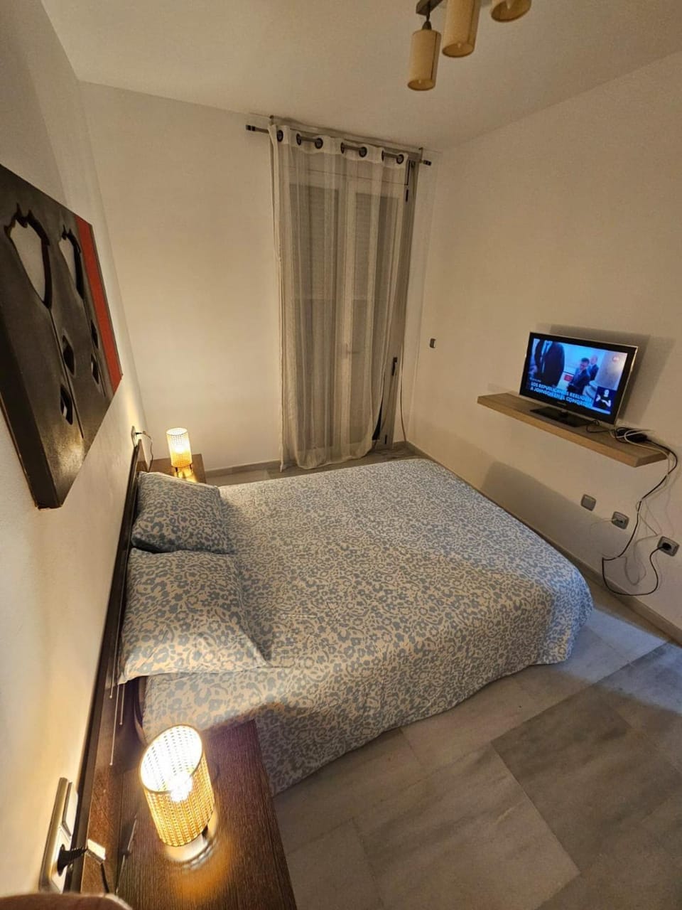 Bed, TV and multimedia, Photo of the whole room, Bedroom