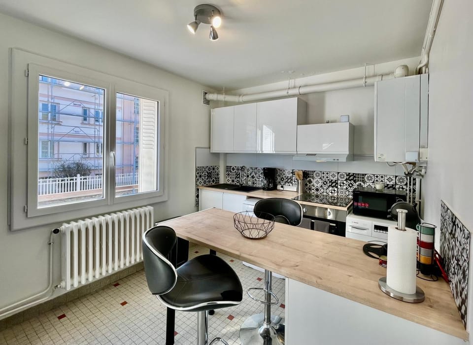 Kitchen or kitchenette, dishwasher, oven, stove