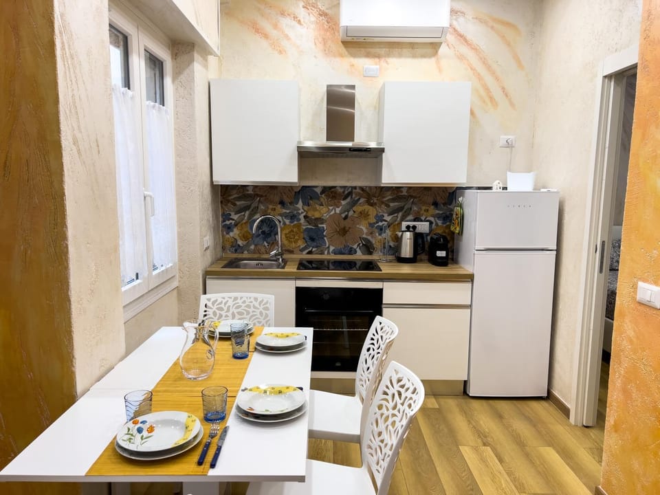 Coffee/tea facilities, Kitchen or kitchenette, Dining area, oven, stove