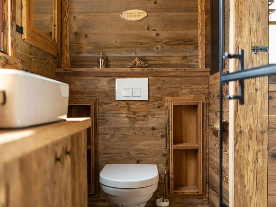 Bathroom, Decorative detail