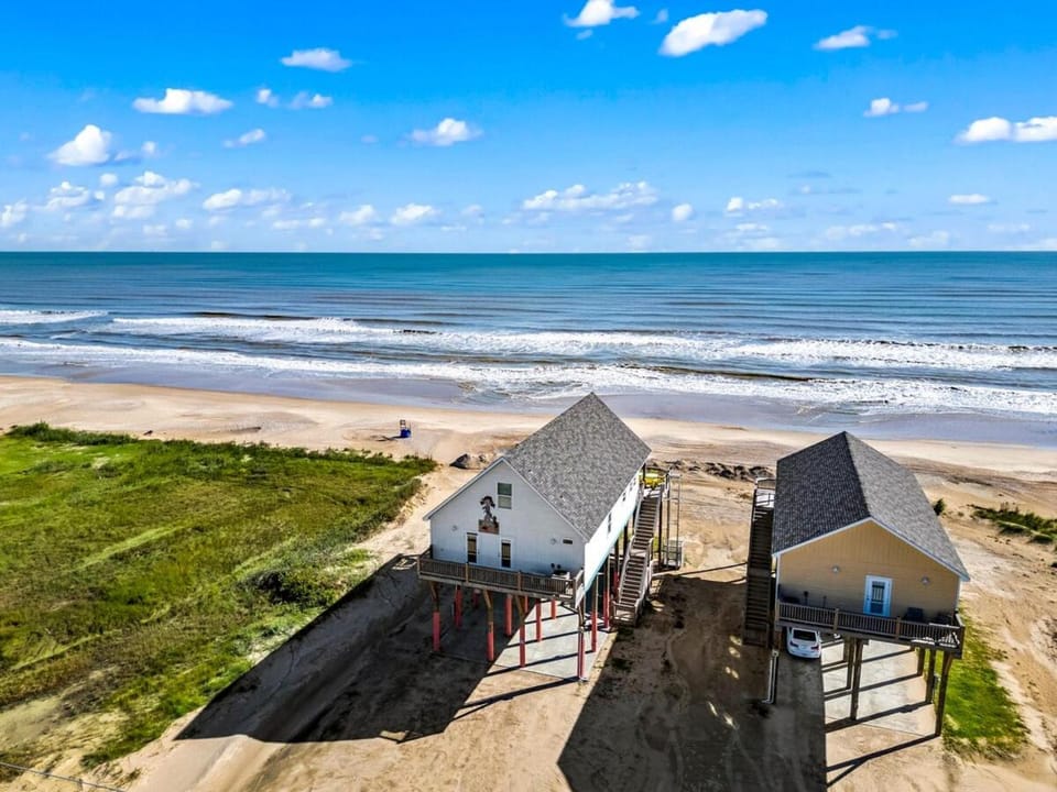 Beachfront HotTub Gameroom CargoLift - SandyCheeks House in Bolivar Peninsula