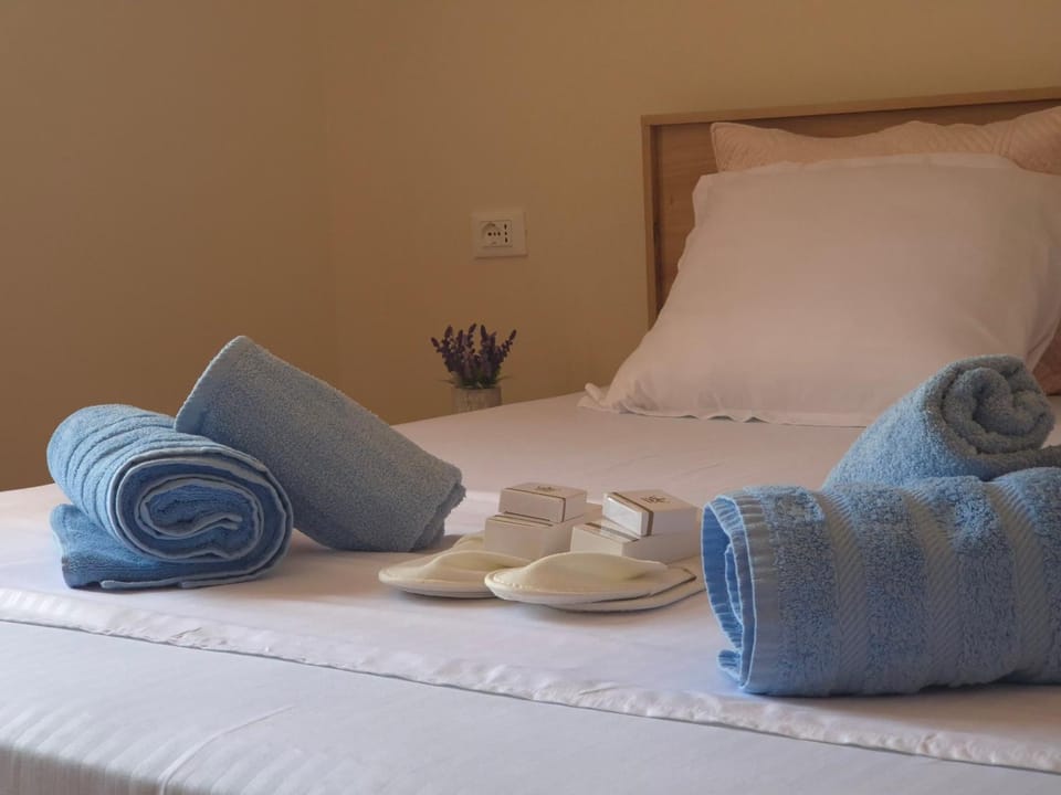Photo of the whole room, towels