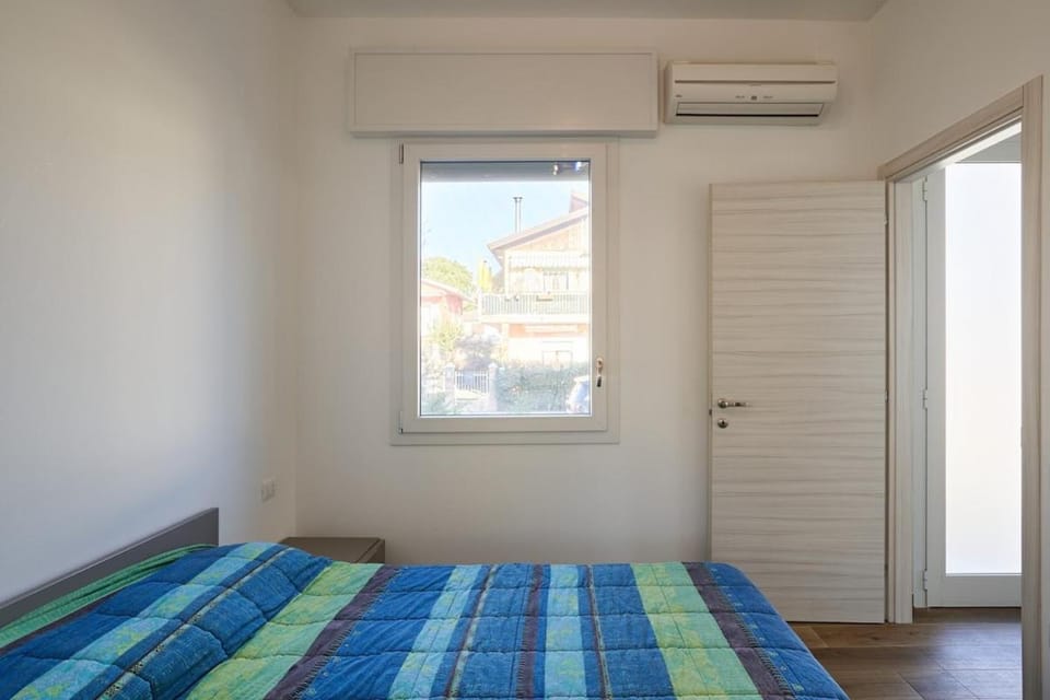 Bed, Photo of the whole room, Bedroom, air conditioner