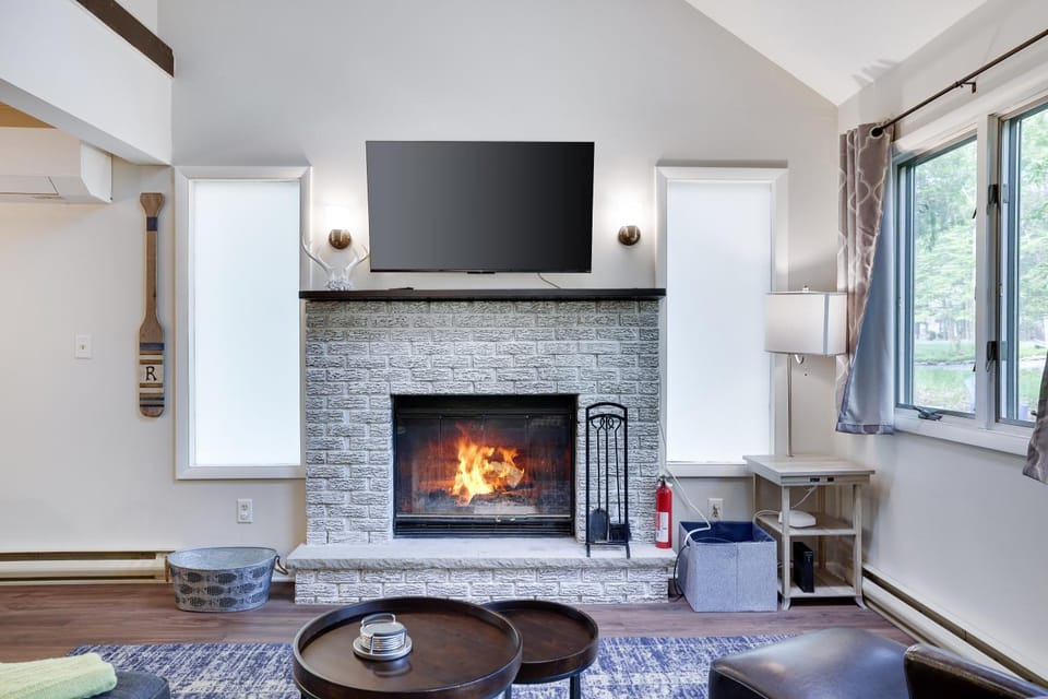Dreamy Lake House - Fireplace, Firepit & Pet Friendly Chalet in Coolbaugh Township