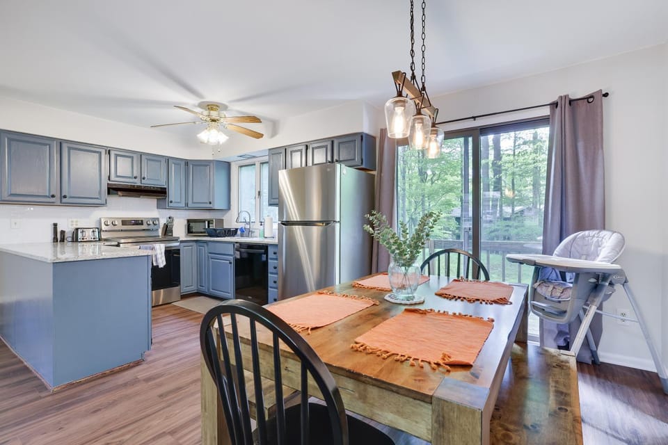 Dreamy Lake House - Fireplace, Firepit & Pet Friendly Chalet in Coolbaugh Township