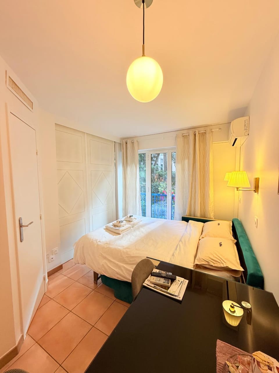 Bed, Living room, Photo of the whole room