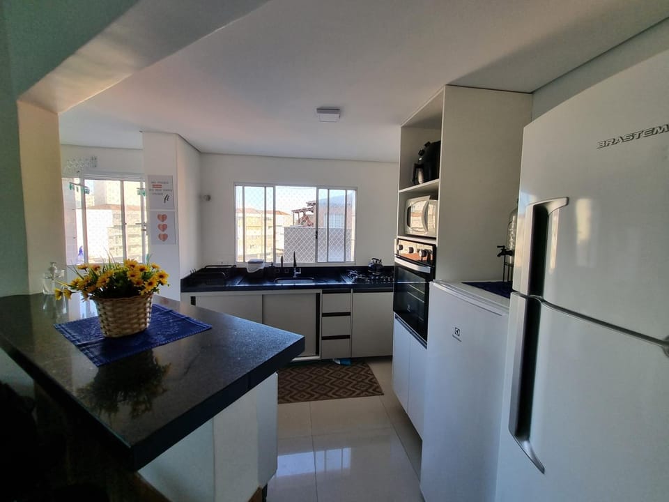 Kitchen or kitchenette, Dining area, oven, stove