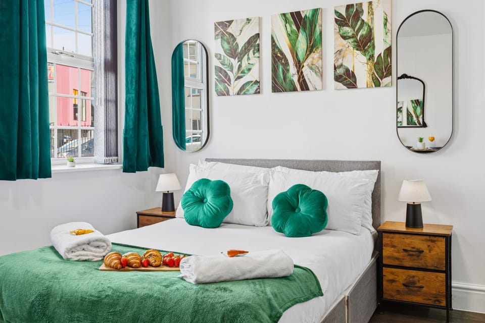Bed, Bedroom, towels