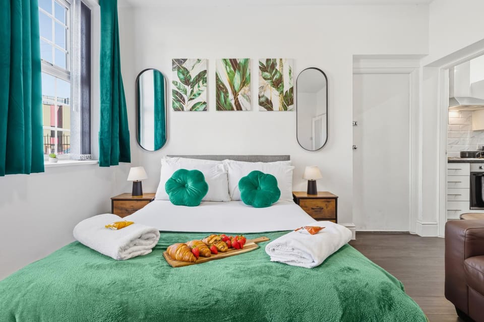 Bed, Bedroom, towels