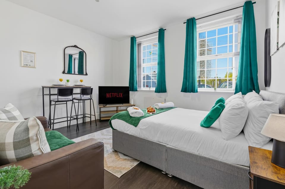Bed, TV and multimedia, Living room, Photo of the whole room, Seating area