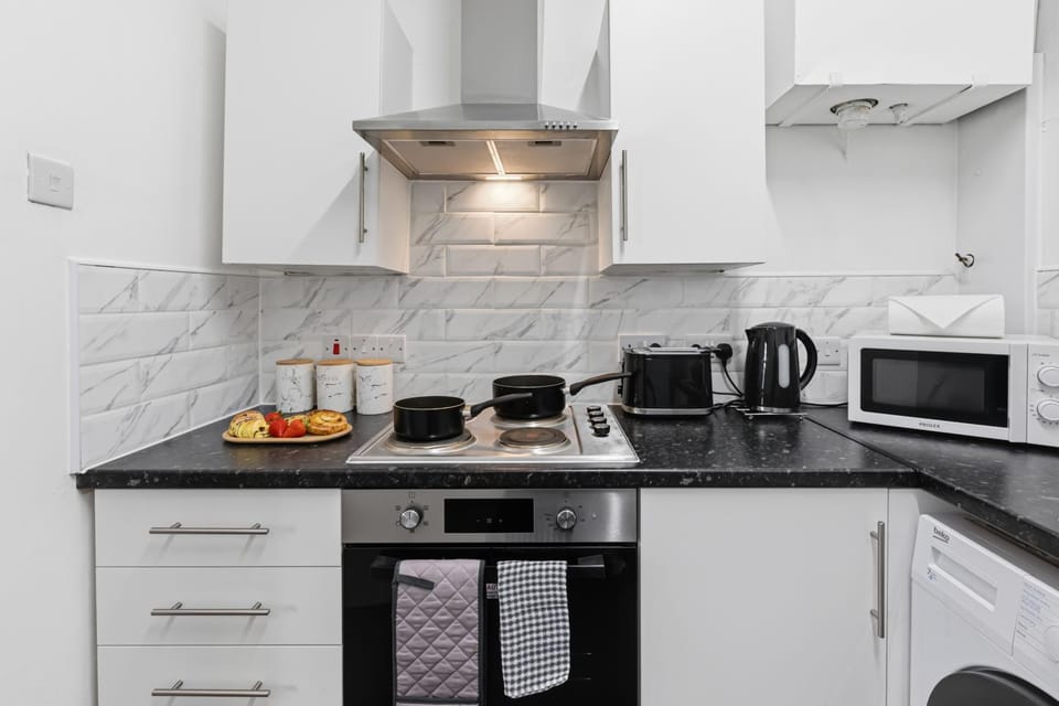 Coffee/tea facilities, Kitchen or kitchenette, stove, toaster