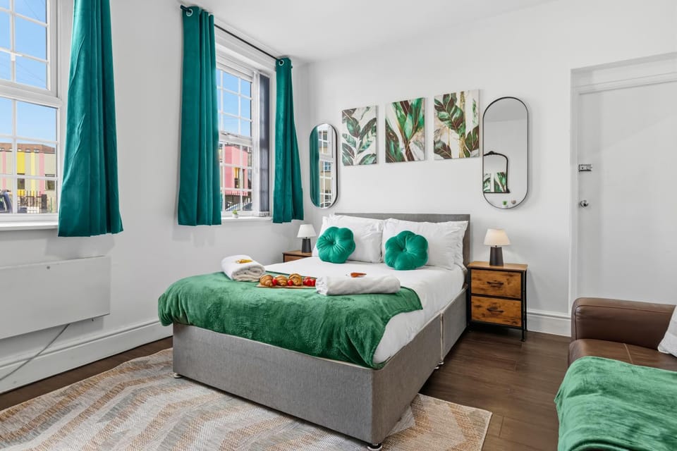 Bed, Living room, Bedroom, towels