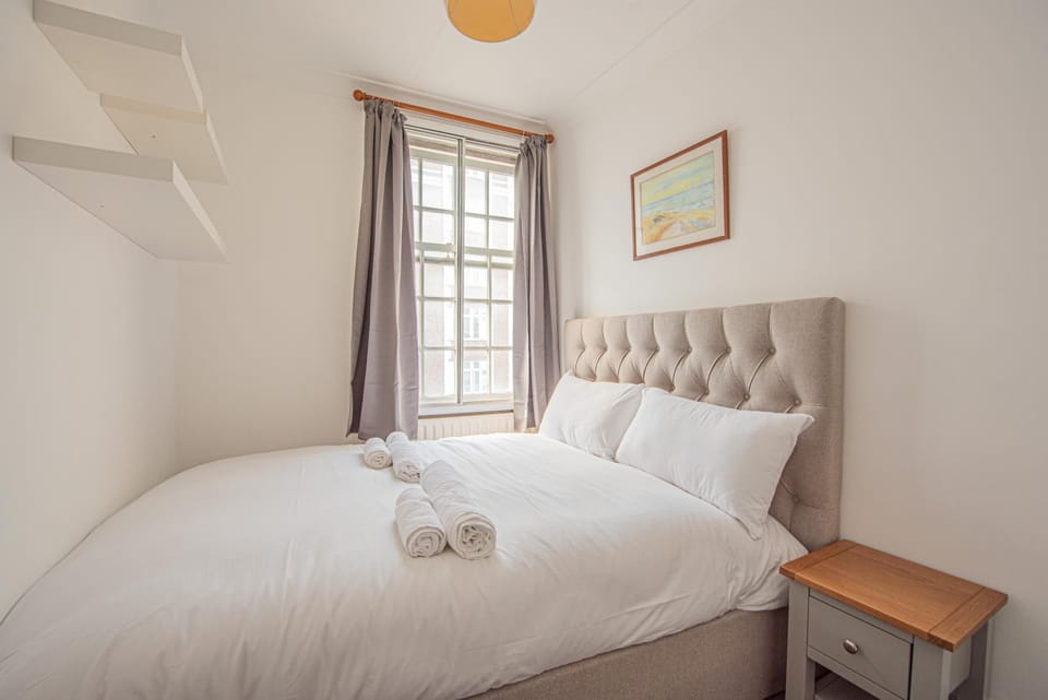 Stylish 3-Bed Apartment in Prime Fulham Location Apartment in London
