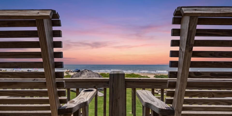 Fire and Ike - A stunning 4 bedroom, 3 bathroom, Beachfront Retreat! Massive Lot Packed w Amenities House in Bolivar Peninsula