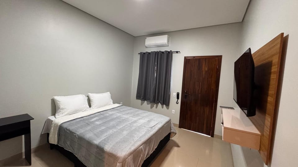 Bed, TV and multimedia, Photo of the whole room, Bedroom, air conditioner