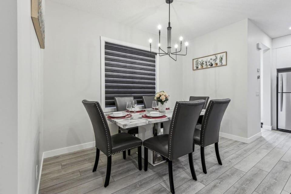 Stunning & Beautiful 4 bedroom Home in Calgary House in Calgary