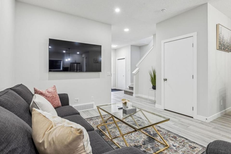 Stunning & Beautiful 4 bedroom Home in Calgary House in Calgary