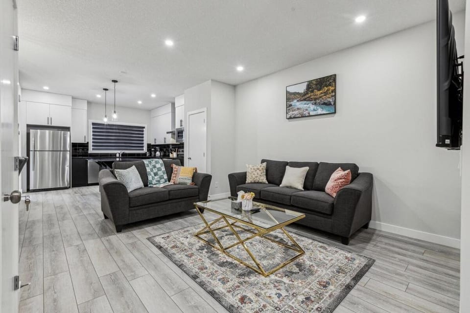 Stunning & Beautiful 4 bedroom Home in Calgary House in Calgary