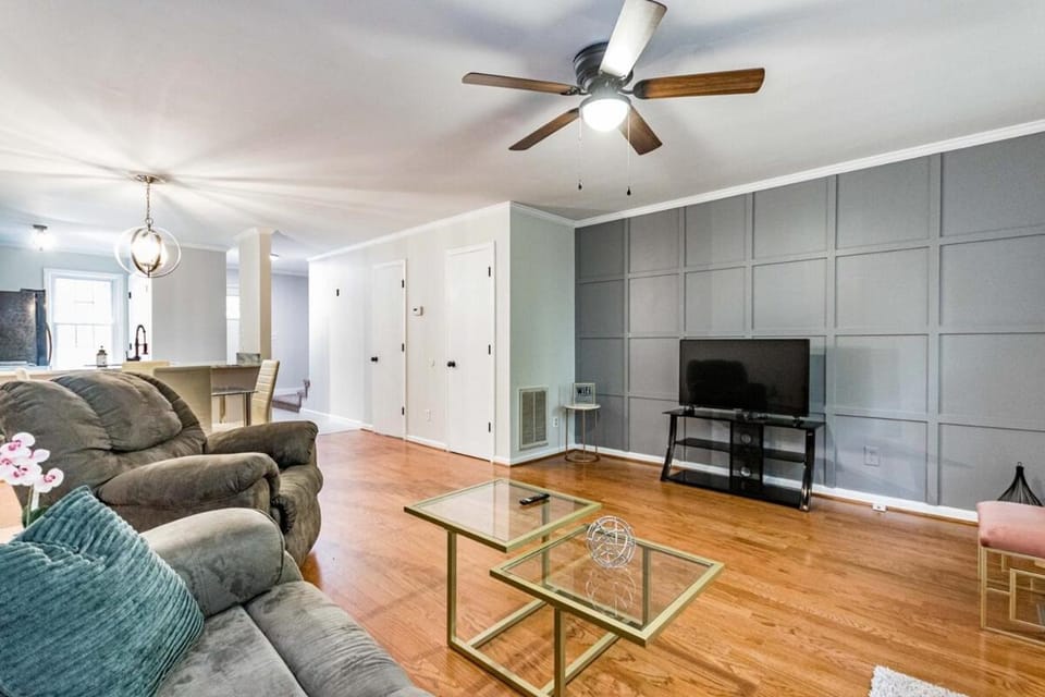 Modern 2 en suite townhome near DT Raleigh House in Raleigh