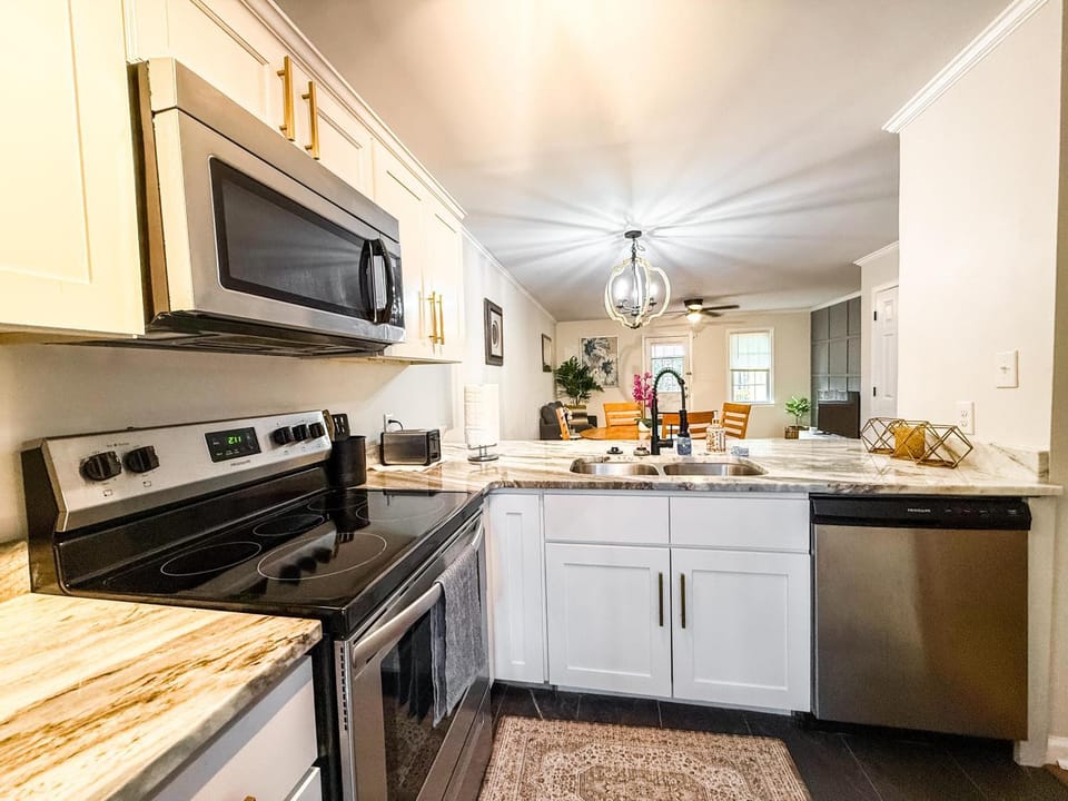 Perfectly located 2 en suite townhome in Raleigh House in Raleigh