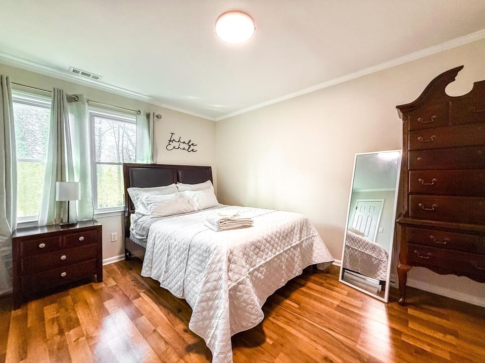 Perfectly located 2 en suite townhome in Raleigh House in Raleigh