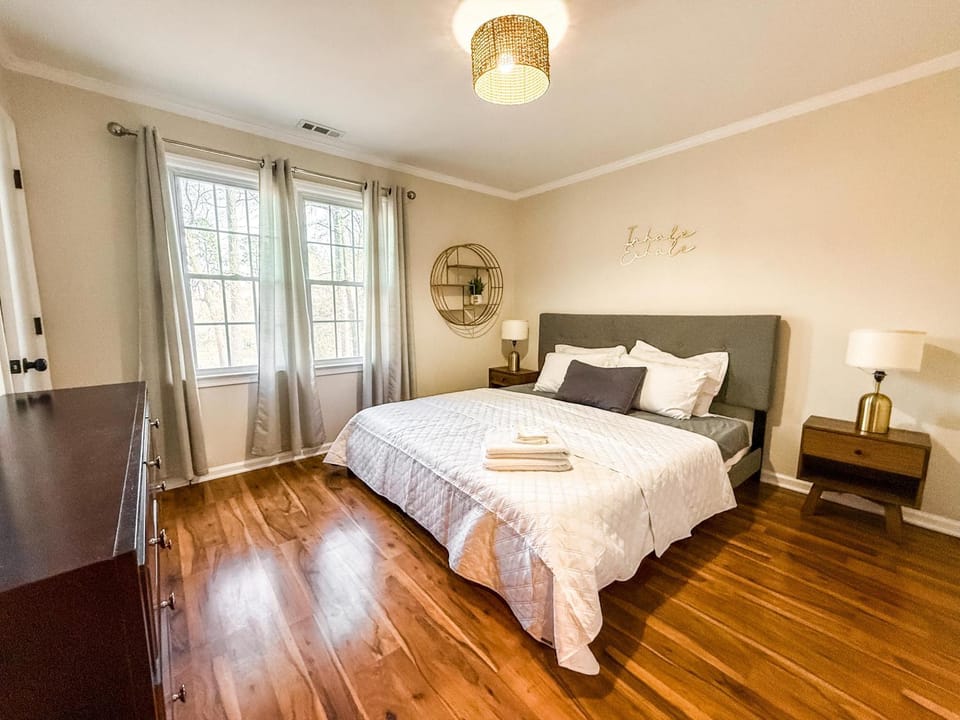 Perfectly located 2 en suite townhome in Raleigh House in Raleigh