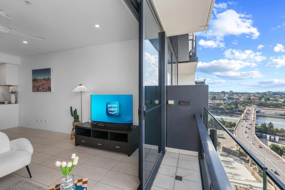 Modern 2BR with River View & Free Parking! Apartment in Brisbane City