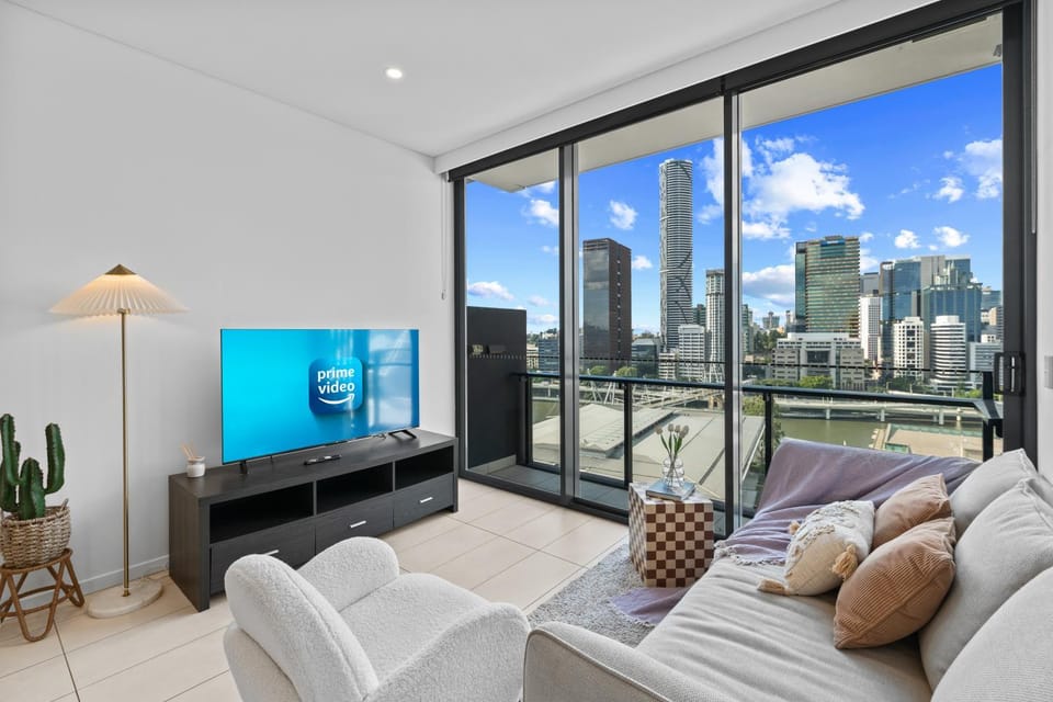 Modern 2BR with River View & Free Parking! Apartment in Brisbane City