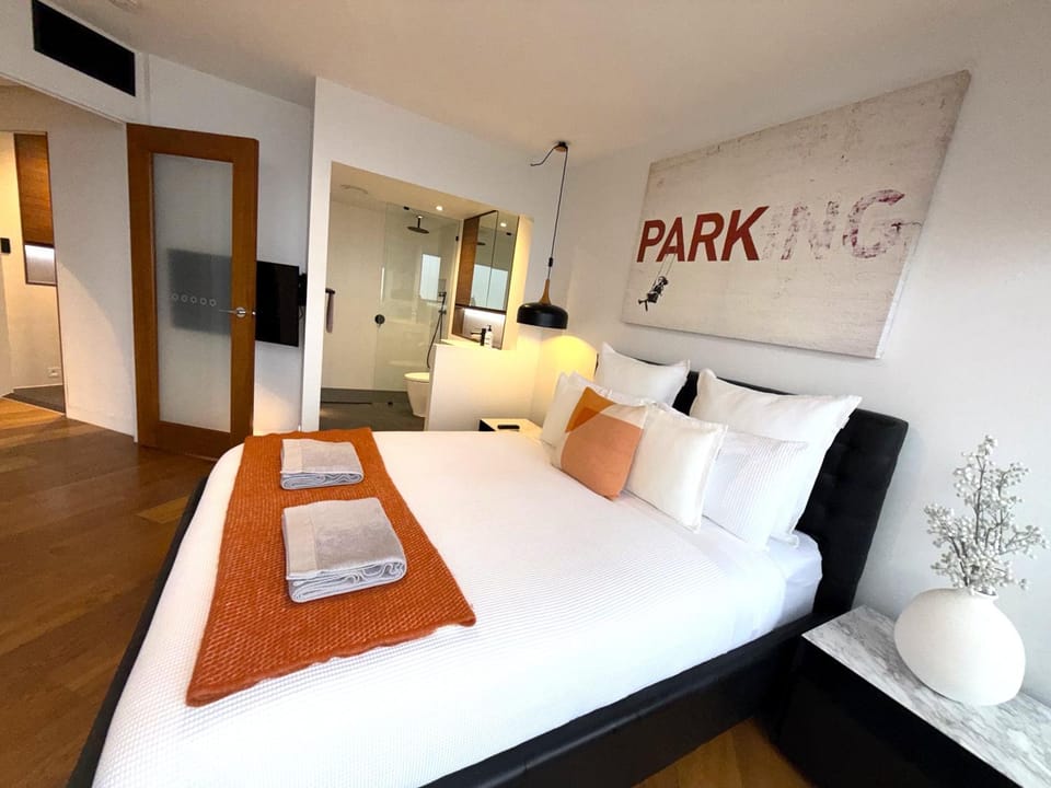 Shower, Toilet, Bed, Photo of the whole room, Bedroom, wardrobe
