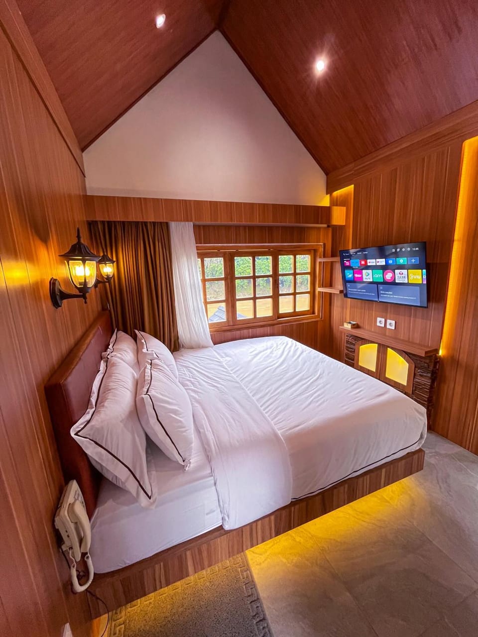 Bed, TV and multimedia, Photo of the whole room, Bedroom