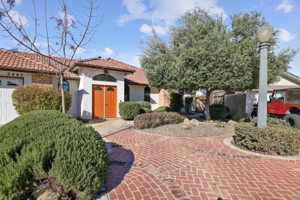 Happy Hours Beautiful Master Suite Quiet Neighborhood House in Visalia