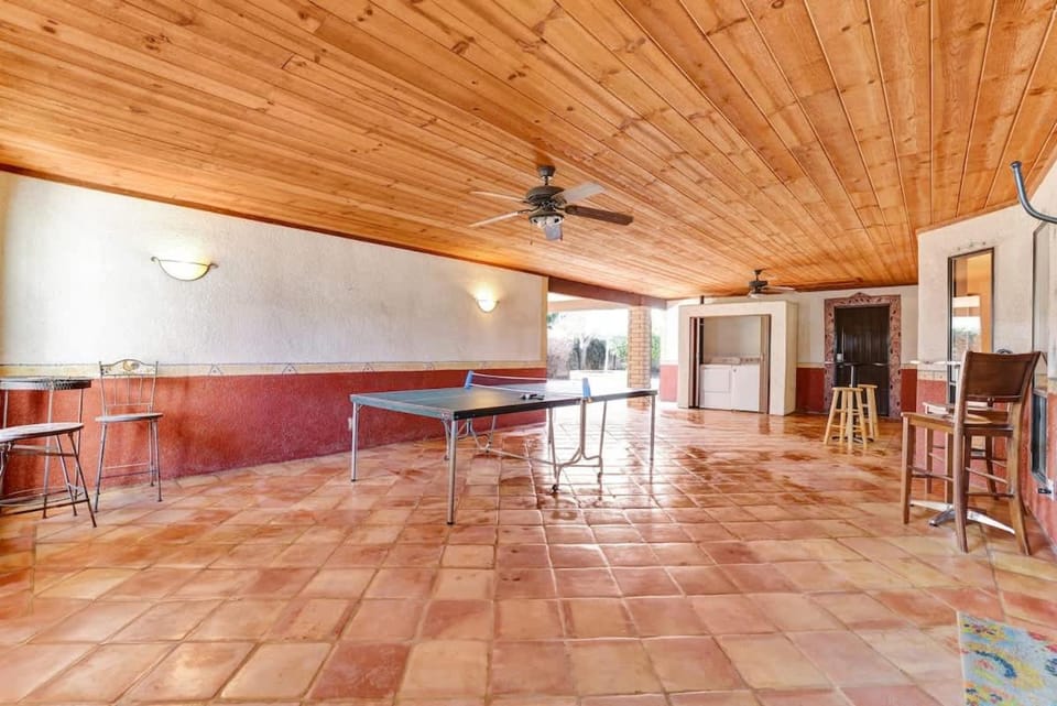 Happy Hours Beautiful Master Suite Quiet Neighborhood House in Visalia