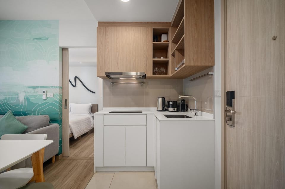 Coffee/tea facilities, Kitchen or kitchenette, stove, toaster