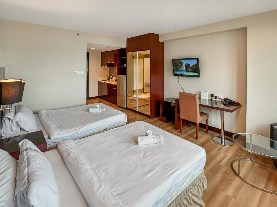 Communal lounge/ TV room, Bed, TV and multimedia, Kitchen or kitchenette, Living room, Photo of the whole room, Seating area, Evening entertainment, Bedroom