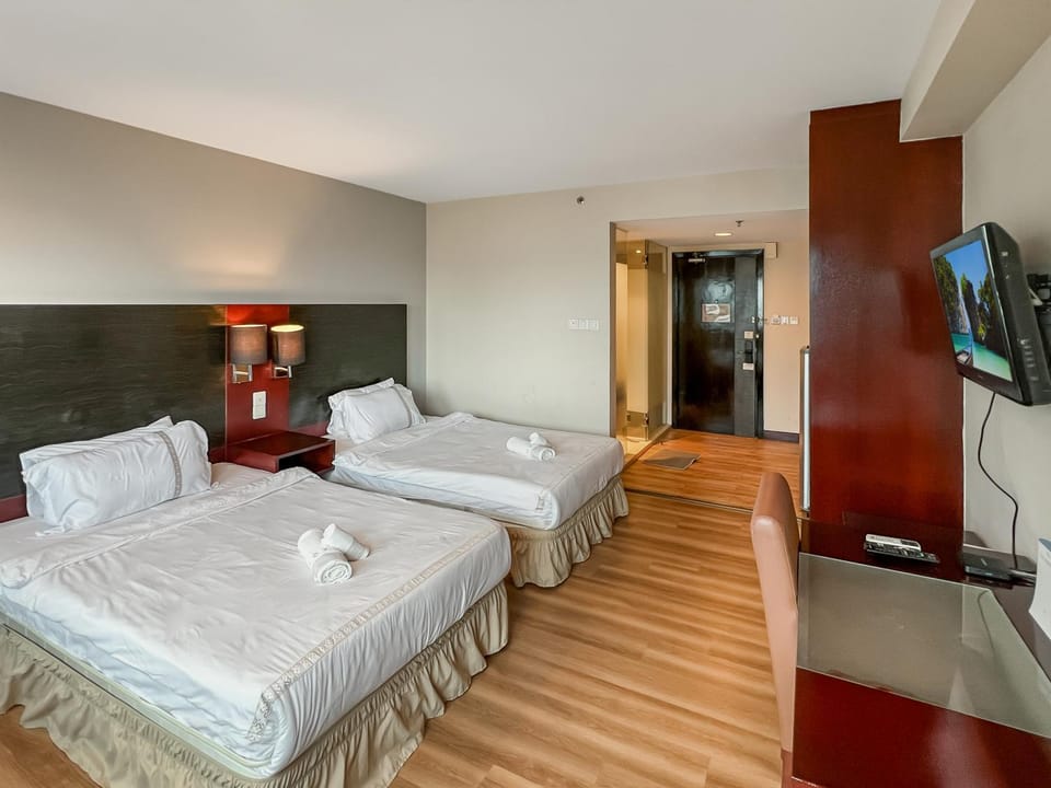 Communal lounge/ TV room, Bed, TV and multimedia, Living room, Photo of the whole room, Seating area, Evening entertainment, Bedroom, towels