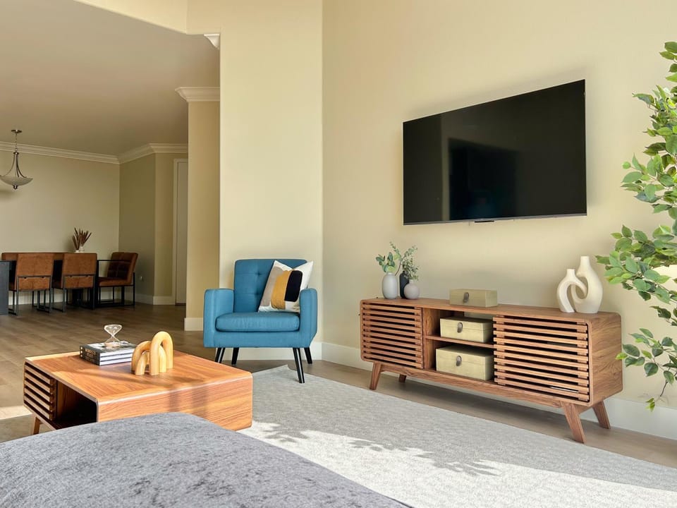Modern Top Floor 3BD 3BA Condo Marina del Rey Apartment in Marina del Rey
