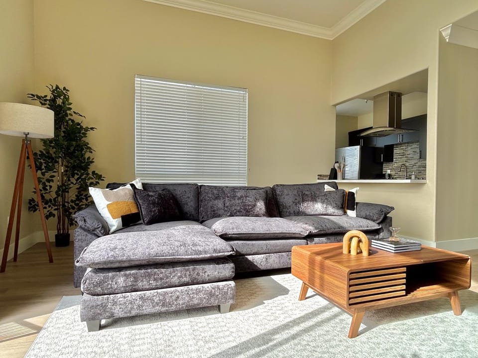 Modern Top Floor 3BD 3BA Condo Marina del Rey Apartment in Marina del Rey