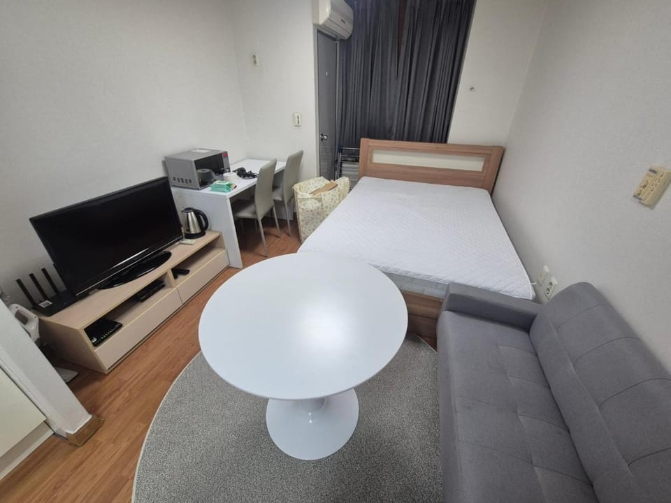 Bed, TV and multimedia, Bedroom