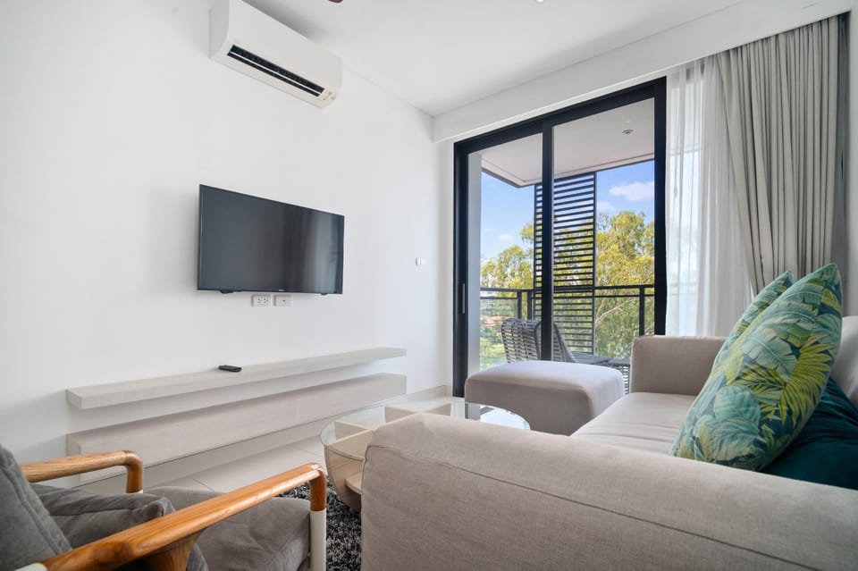 TV and multimedia, Living room, Seating area, air conditioner